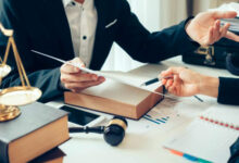 آیا وکیل برای درخواست مانداموس در کانادا ضروری است؟